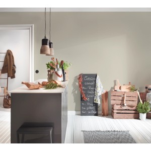 Beige Uni-Tapete von Michalsky Living in Küche mit Kreidetafel und Holzkisten.