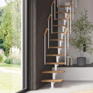 Raumspartreppe Delta Premium mit Buche Natur Stufen, weißem Mittelholm und Geländer in modernem Wohnraum mit Fenster.