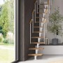 Raumspartreppe Delta Premium mit Buche Natur Stufen, weißem Mittelholm und Geländer in modernem Wohnraum mit Fenster.