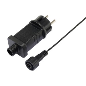 Netzteil und Stecker der LED-Büschellichterkette mit schwarzem Kabel.