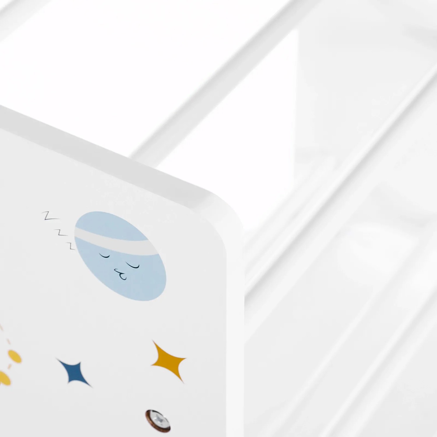 Detailansicht: Weißes Songmics Kinderzimmerregal mit Planeten-Motiv und abgerundeten Ecken.