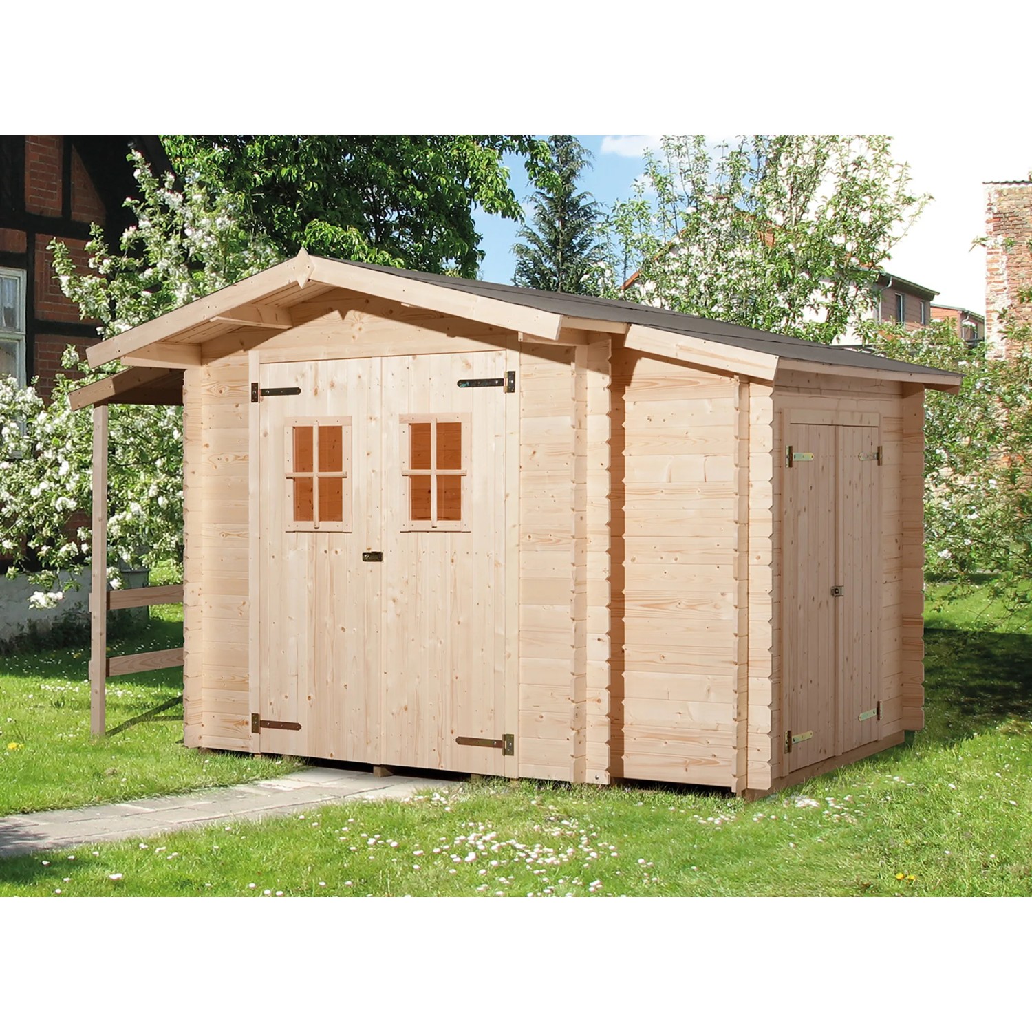 Unbehandeltes Weka Holz-Gartenhaus Bologna Plus mit Satteldach und Anbau im Garten.