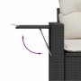 Detailaufnahme: Schwarze Rattan Garten-Sofagarnitur mit ausklappbarem Armteil und cremefarbenen Kissen.
