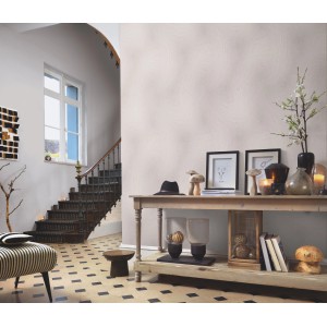 Wohnraum mit Erismann Vliestapete Spotlight EnVogue Taupe, feine Brush-Optik.