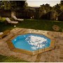 Achteckiger Poolcrew Holzpool Lanzarote mit Leiter und blauem Wasser im Garten.