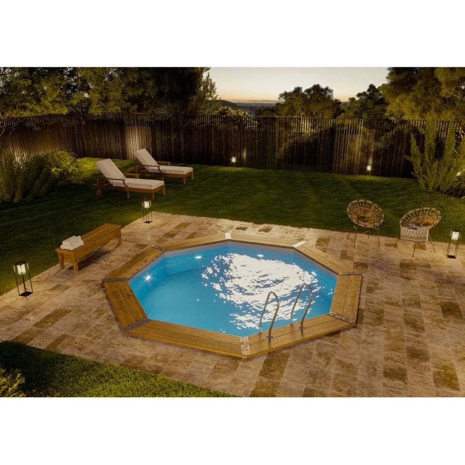 Achteckiger Poolcrew Holzpool Lanzarote mit Leiter und blauem Wasser im Garten.