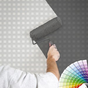 Überstreichbare Bricoflor Vliestapete mit Karo Muster wird grau gestrichen.