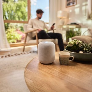 Gardena Smart Dual Water Control Bewässerungscomputer im Wohnraum auf Tisch