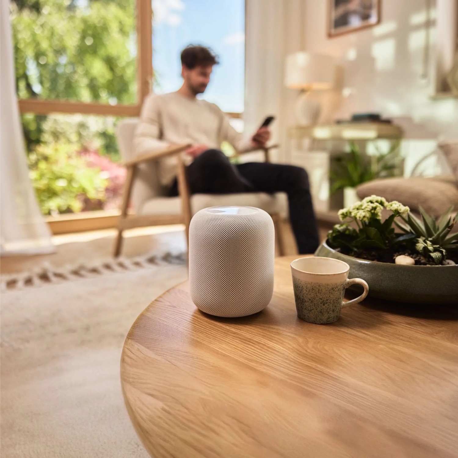 Gardena Smart Dual Water Control Bewässerungscomputer im Wohnraum auf Tisch