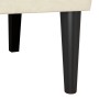 Cremefarbene Samt Chesterfield Bank. Dunkle, konische Holzbeine und cremefarbene Polsterung der Sitzbank.