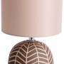 Näve Tischleuchte Folio, braune Keramik mit Muster und beigem Schirm, ca. 27,5 cm hoch.