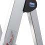 Detailansicht der Krause Stehleiter Safety Plusline mit Stufen und Holmverbindung.