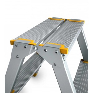 Detailansicht: Doppelseitige Aluminium-Stufenstehleiter mit 7 Stufen, silber/gelb. Leiter für Haushalt & Werkstatt.