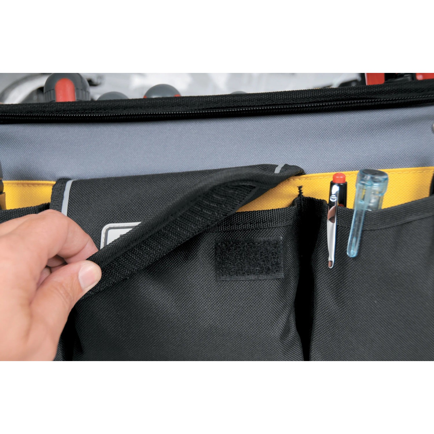 Detailaufnahme: Stanley Werkzeugtasche aus Nylon mit Fächern und wasserdichtem Boden.