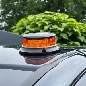 UvV Set: Kfz-Warnmarkierung, LED Blitzer mit Magnetfuß auf Autodach.