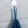 Transparenter Wenko Ovalhaken mit blauem Handtuch an weißer Wand.