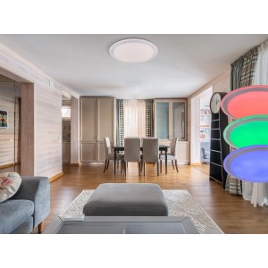 Weiße Globo LED-Deckenleuchte Carry, Ø 53 cm, mit Farbwechsel und Fernbedienung im Wohnraum.