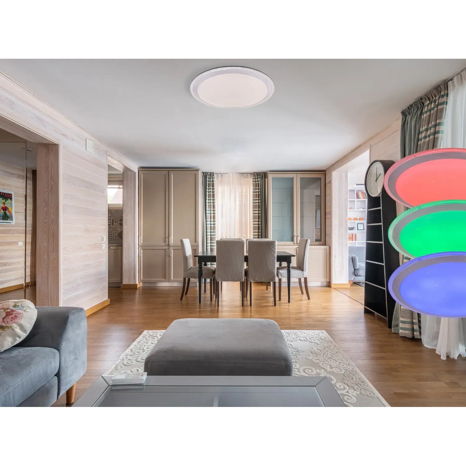 Weiße Globo LED-Deckenleuchte Carry, Ø 53 cm, mit Farbwechsel und Fernbedienung im Wohnraum.