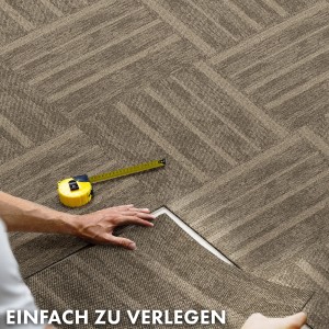 Verlegen der beigen Floordirekt Teppichfliese Zürich (50x50 cm) mit Maßband. Schalldämmend und selbstliegend.