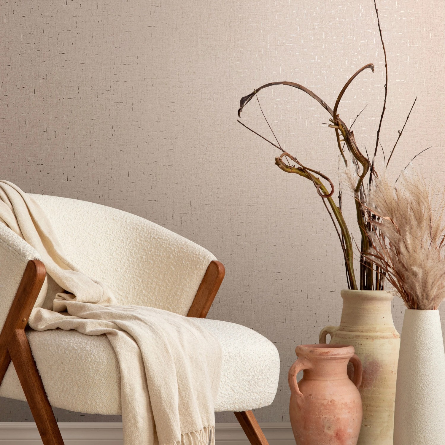 Beige Marburg Vliestapete Uni Textiloptik an Wand hinter Sessel und Vasen.