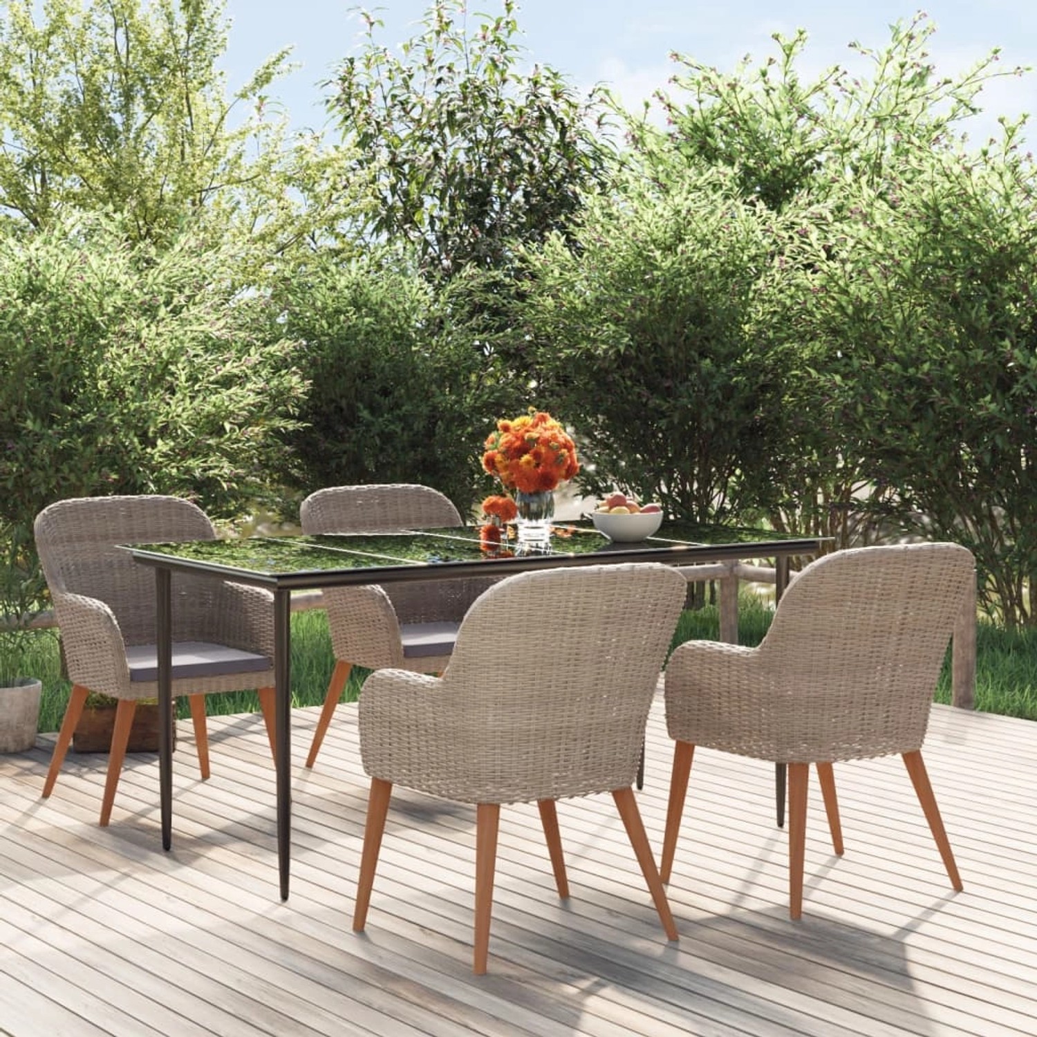 5-teilige Garten Essgruppe mit Glas Tischplatte und Rattan Stühlen mit Kissen.