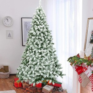 Großer, schneebedeckter künstlicher Weihnachtsbaum (225cm) aus PVC mit Geschenken im Wohnzimmer.