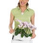 Frau setzt Orchidee in weißes Lechuza Delta 20 Pflanzgefäß (40x15cm).