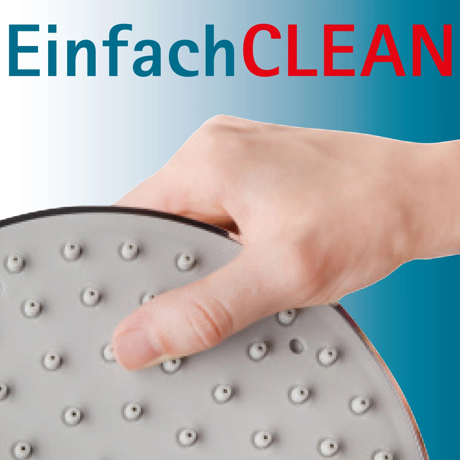 Hand reinigt graue Kopfbrause des Schulte ExpressPlus Duschsystems Rain Classic.
