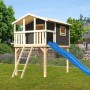 Karibu Stelzenhaus Benjamin, terragrau, mit Holzleiter und blauer Rutsche im Garten.