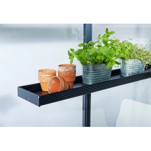 Juliana Aluregal Gewächshausregal, 3 Sektionen, schwarz, mit Töpfen und Pflanzen.