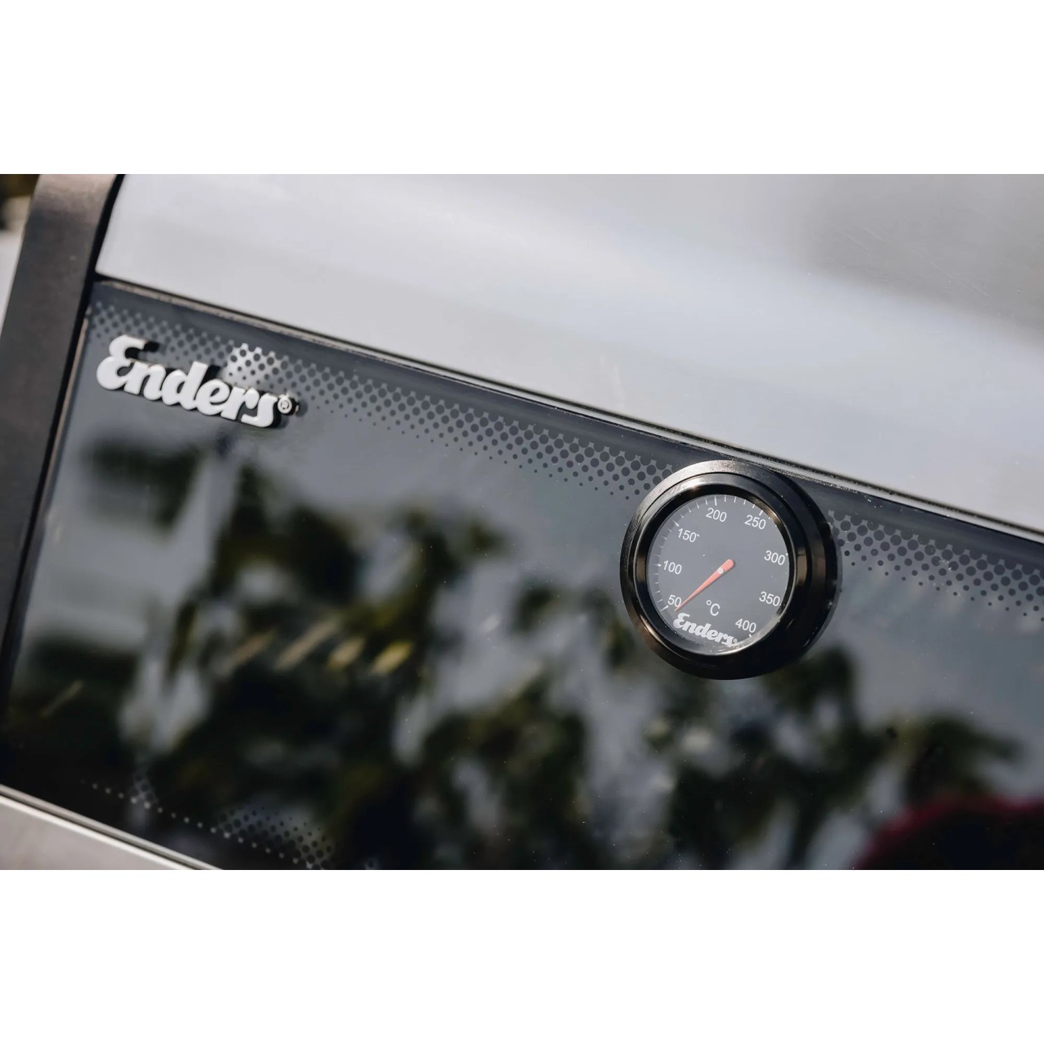 Detailaufnahme des Enders Gasgrill Monroe Pro 3 SIKR Turbo mit Temperaturanzeige.
