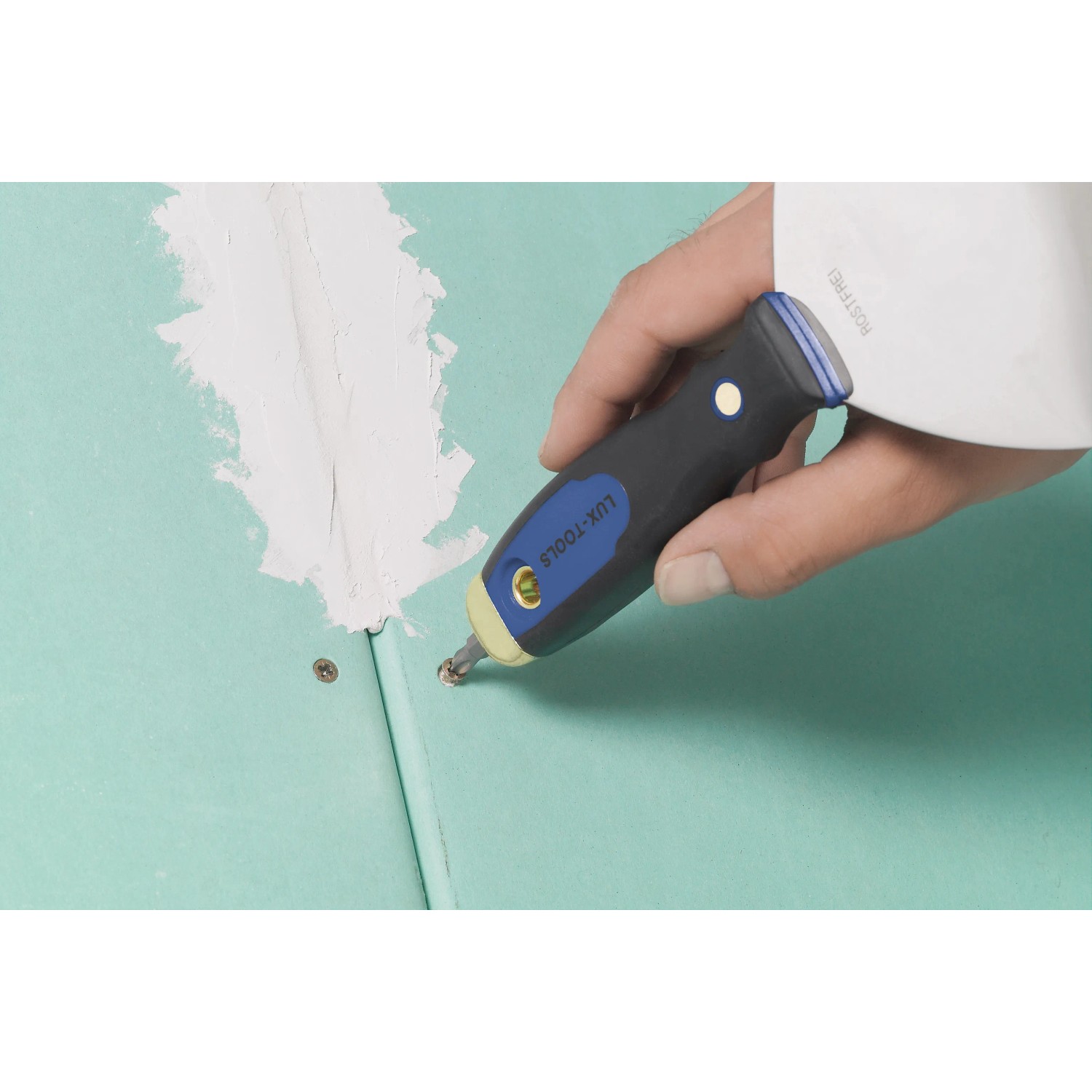LUX Spachtel Rostfrei mit 2K-Softgriff (150mm) beim Glätten einer Gipskartonfuge.