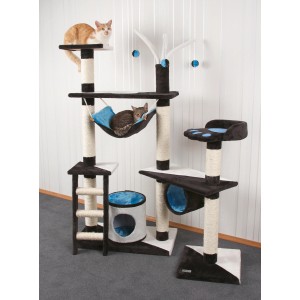 Kerbl Kratzbaum Creativ: hoher Kratzbaum mit Hängematte, Höhle, Liegeflächen und Sisalstämmen. Zwei Katzen nutzen den Baum.