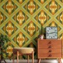 Retro Tapete mit geometrischem Muster in Grün, Gelb, Orange und Braun.