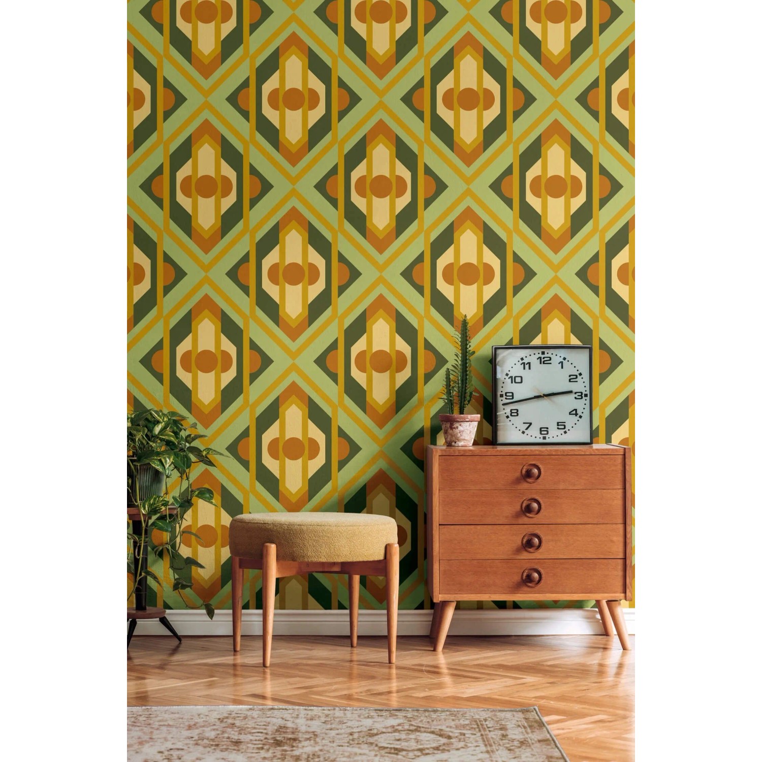 Retro Tapete mit geometrischem Muster in Grün, Gelb, Orange und Braun.