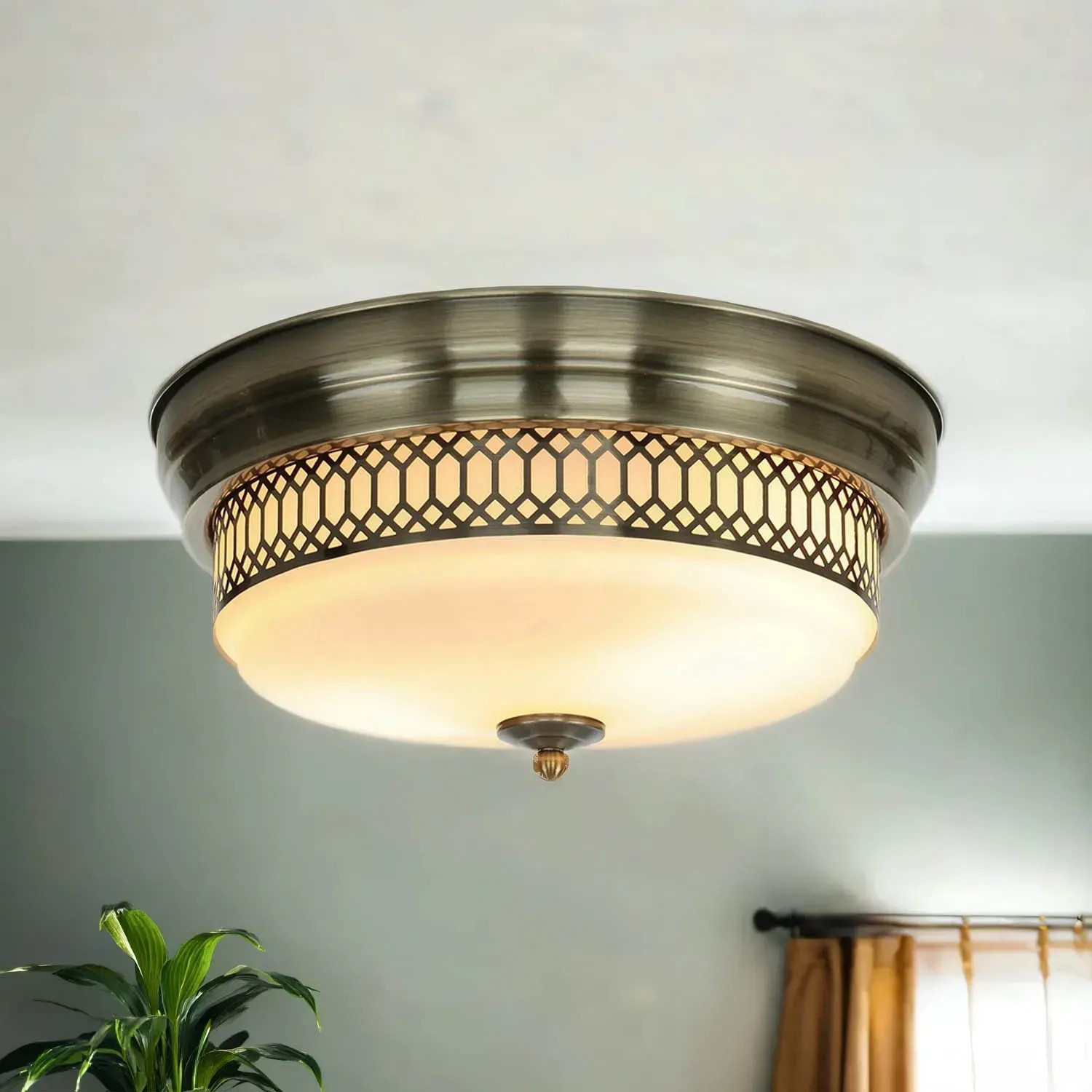 Messingfarbene Deckenlampe mit weißem Glasschirm, geeignet für Badezimmer.