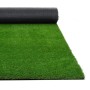 Gerollter, grüner Karat Kunstrasen Vita 40 mm, UV-beständig, für Balkon und Garten.