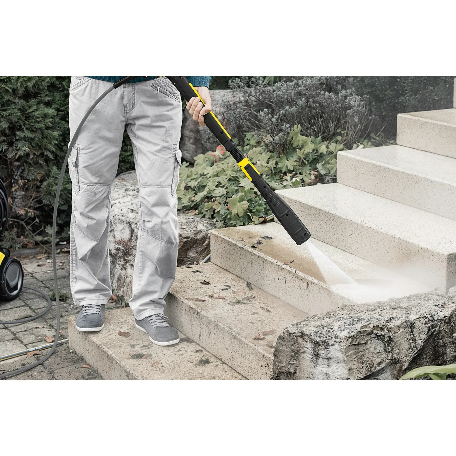 Kärcher K 7 Premium Smart Control Hochdruckreiniger im Einsatz auf einer Steintreppe.