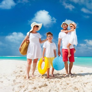 Familie mit blauer Relaxdays Strandmuschel am Strand. Pop Up mit UV Schutz.