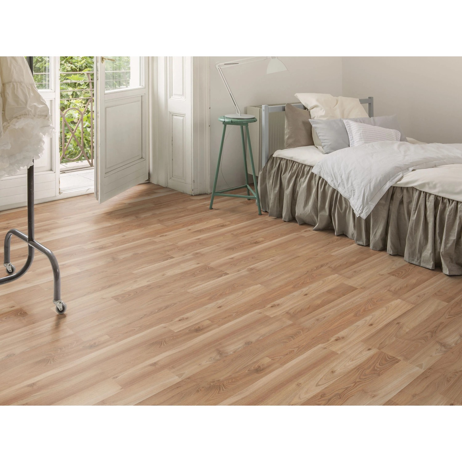 Verlegtes Kaindl Comfort Laminat 7mm Eiche Royal Elm im Schlafzimmer.