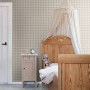Graue Vliestapete mit Karomuster an einer Wand in einem Kinderzimmer. Ideal für dekorative Akzente.