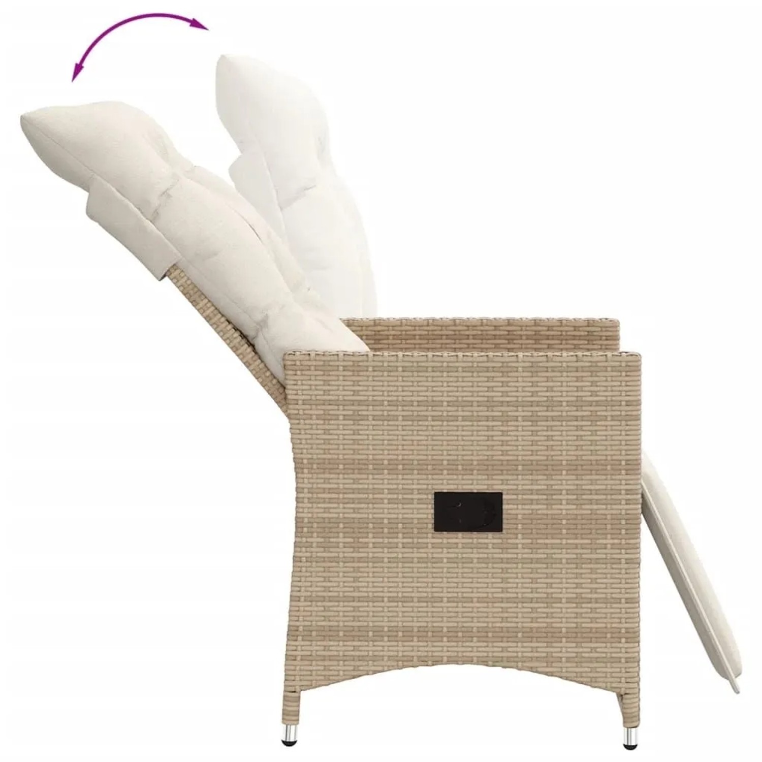 Verstellbarer, beiger Gartensessel aus Rattan mit Kissen im Detail.