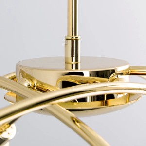 Detailaufnahme der goldenen Orion Hängeleuchte Carla mit floralem Design.