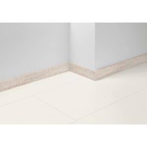 Parador Sockelleiste SL 18 D049 Eiche, 70mm hoch, montiert an Wand und Boden.
