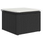 Schwarzer vidaXL Gartenmöbel-Hocker aus Rattan mit cremefarbenem Kissen.