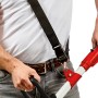 Einhell Akku-Rasentrimmer GE-CT 36/30 Li E-Solo mit Tragegurt in Nutzung.