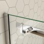 Detail einer Dusch-Schiebetür mit verchromtem Griff und 6mm Sicherheitsglas vor weißen Sechseckfliesen.