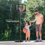 Freistehender Tectake Basketballkorb mit Kind und Mann im Garten. Höhenverstellbar, mobil.