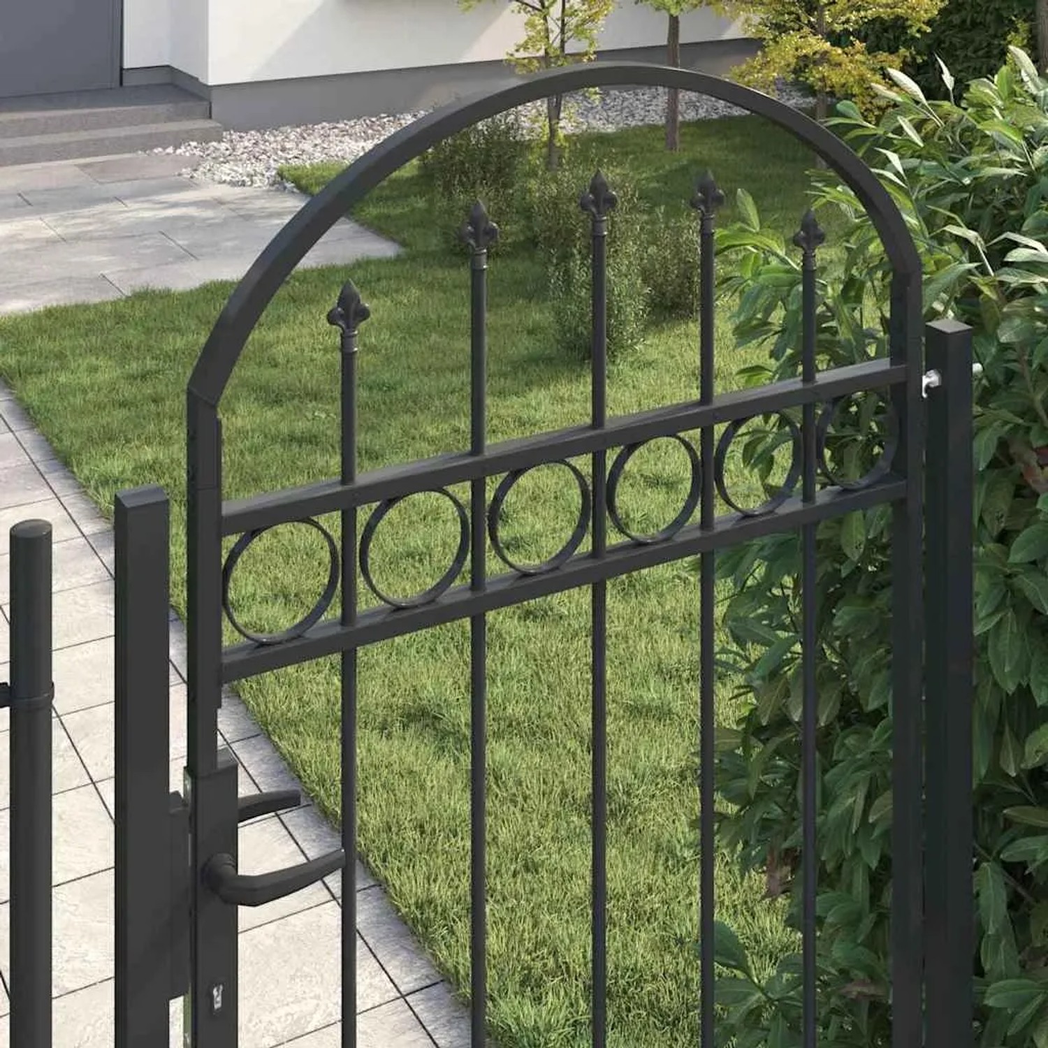 Graues vidaXL Stahl-Gartentor mit geschwungenem Bogen und dekorativen Intarsien. Mit Schloss, im Garten platziert.