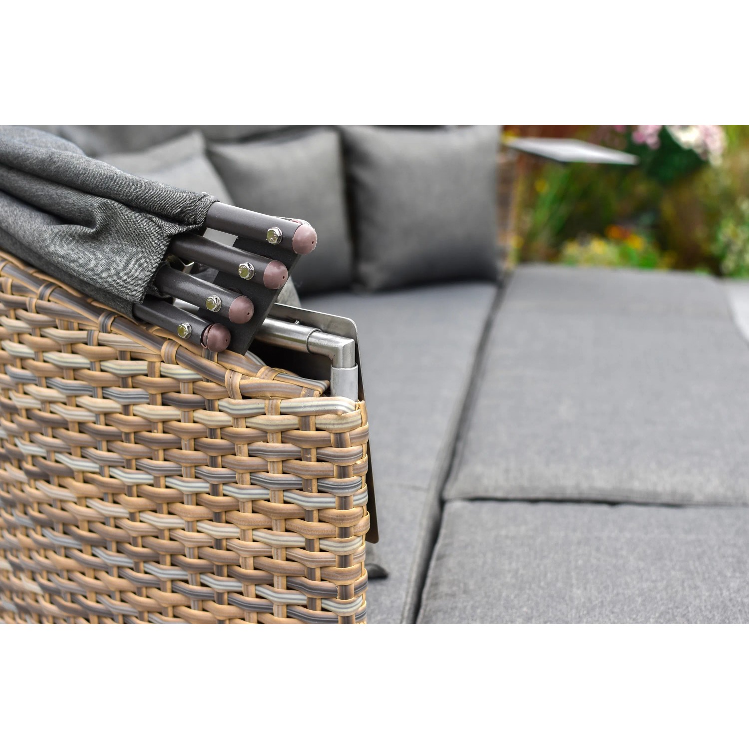 Detailansicht der Merxx Relaxinsel Riva Premium Lounge-Gartenmöbel mit abklappbarem Sonnenschutzdach.